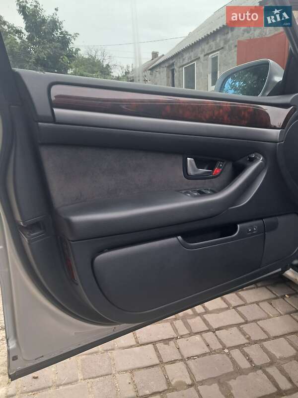 Седан Audi A8 2004 в Первомайске