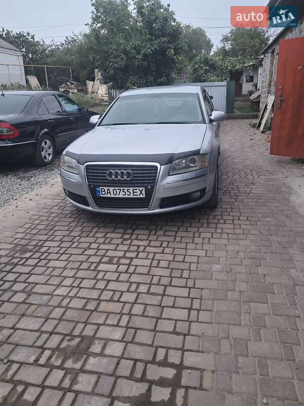 Седан Audi A8 2004 в Первомайске