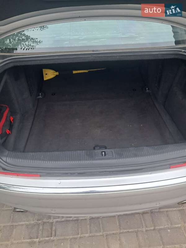Седан Audi A8 2004 в Первомайске