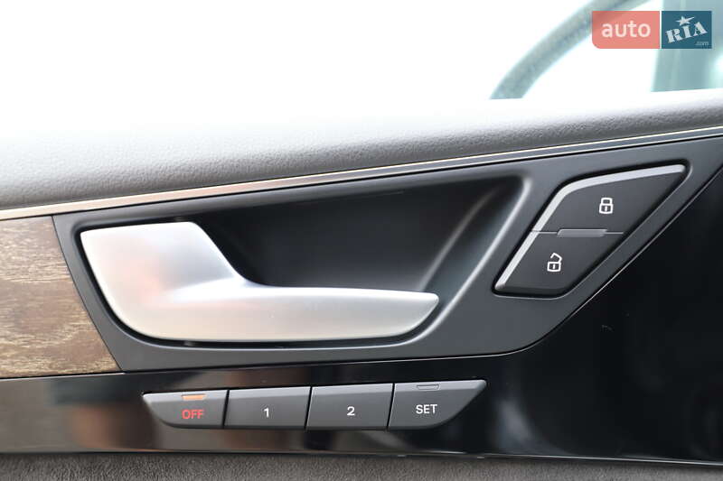 Седан Audi A8 2015 в Дрогобичі