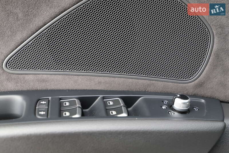 Седан Audi A8 2015 в Дрогобичі