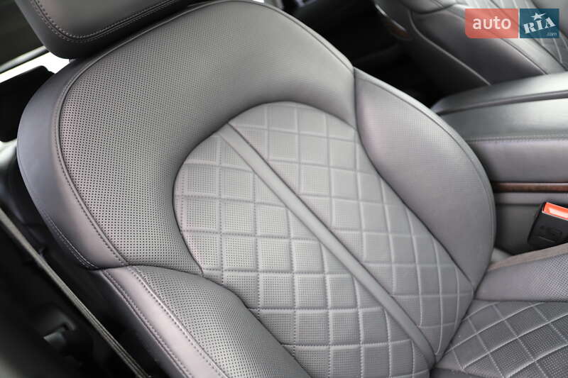 Седан Audi A8 2015 в Дрогобичі