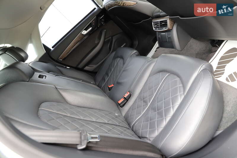 Седан Audi A8 2015 в Дрогобичі