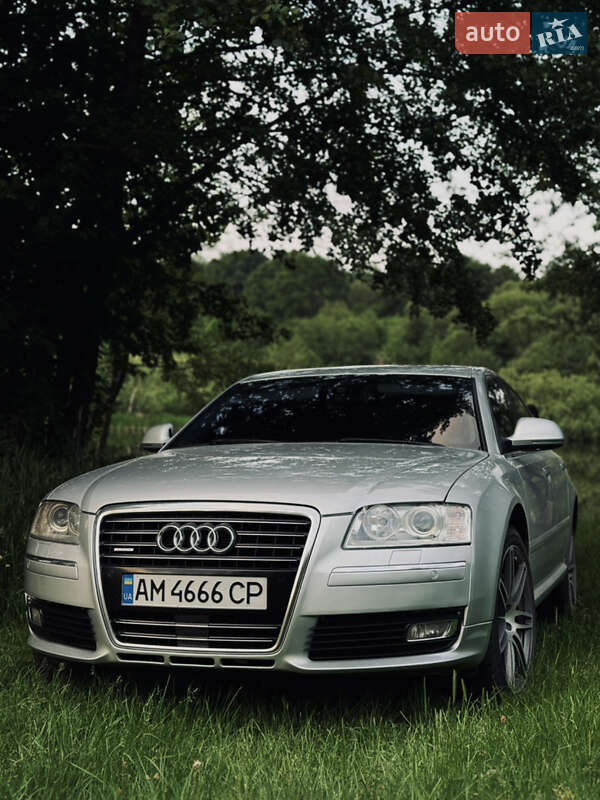 Седан Audi A8 2009 в Звягеле