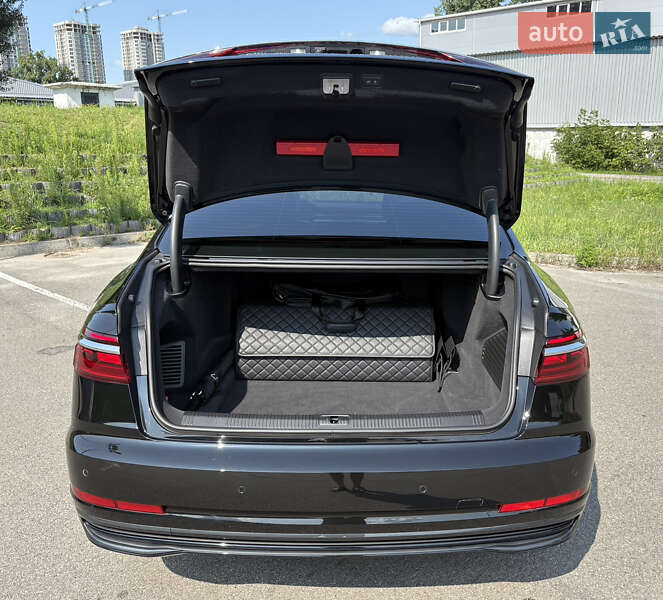 Седан Audi A8 2022 в Киеве