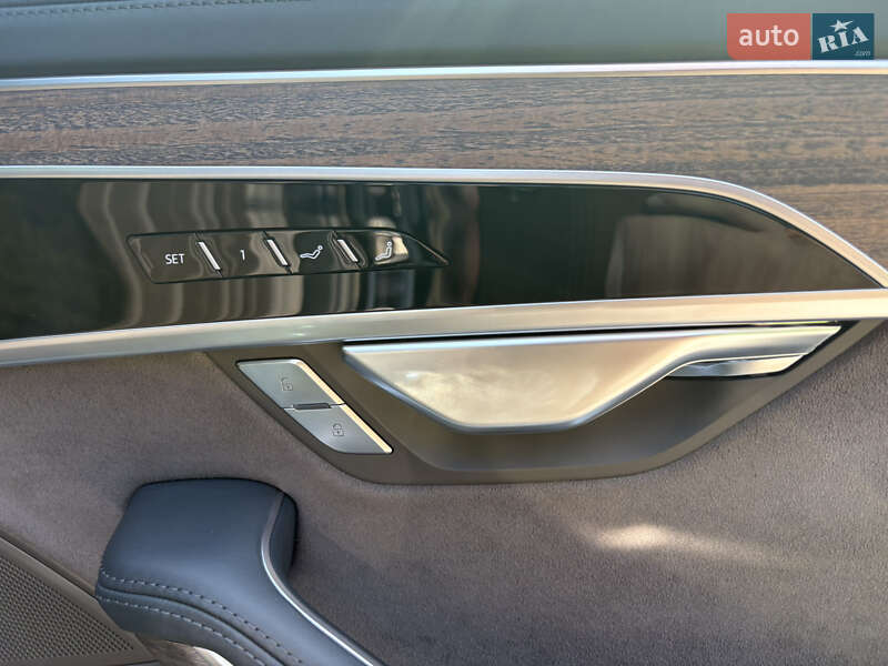 Седан Audi A8 2022 в Киеве