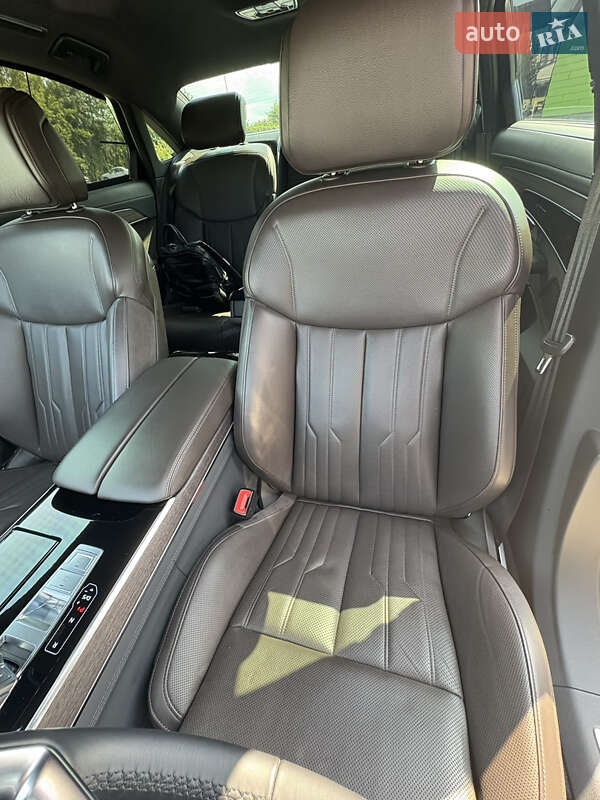 Седан Audi A8 2022 в Киеве