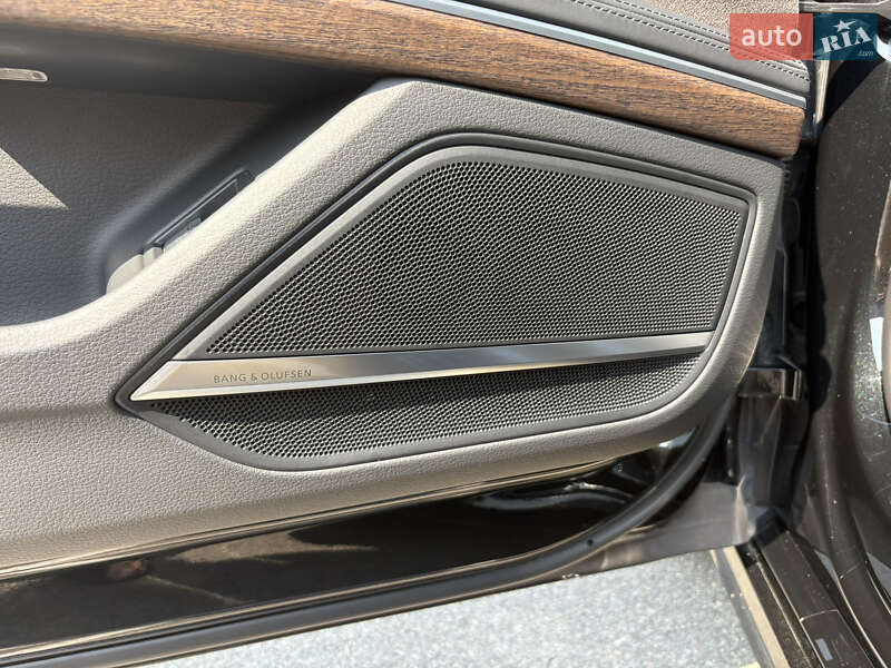 Седан Audi A8 2022 в Киеве