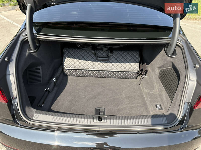 Седан Audi A8 2022 в Киеве