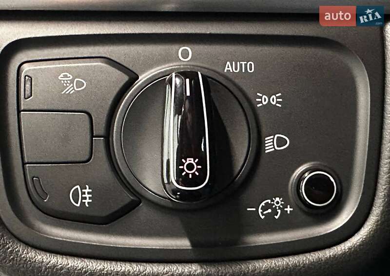 Седан Audi A8 2013 в Львові