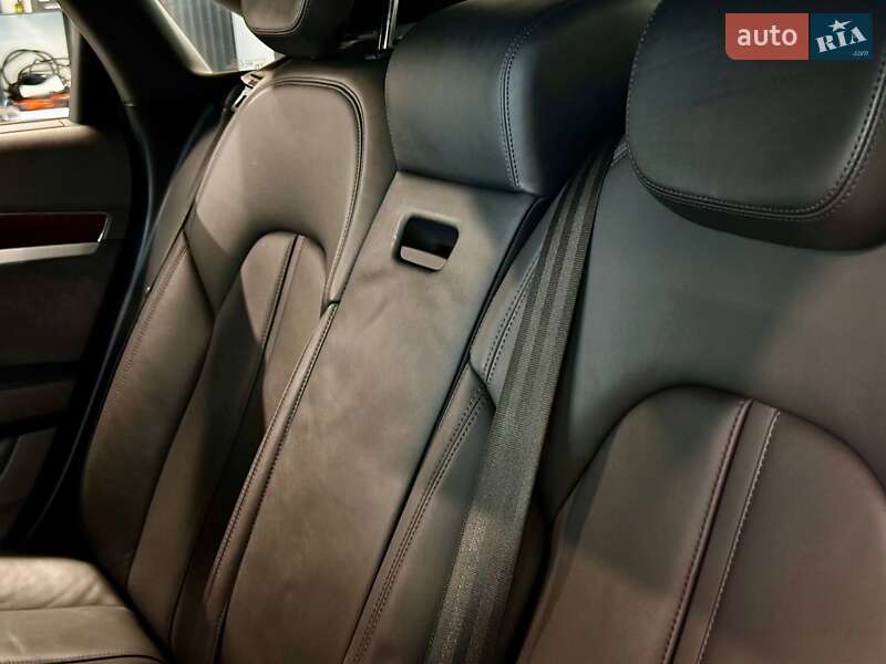Седан Audi A8 2013 в Львові
