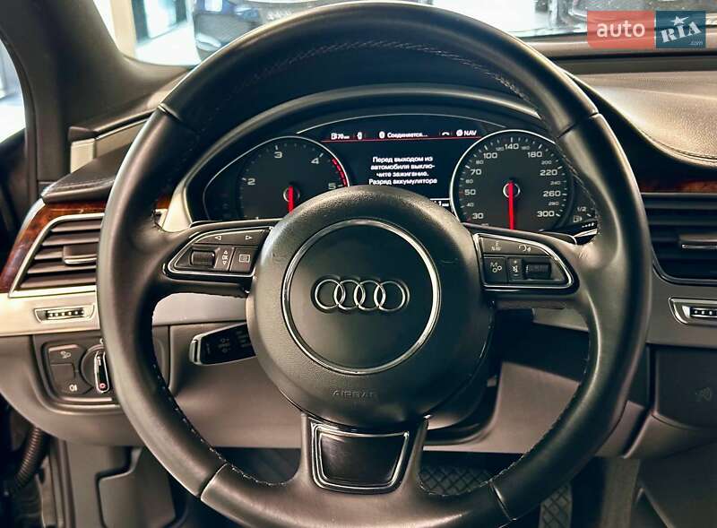 Седан Audi A8 2013 в Львові
