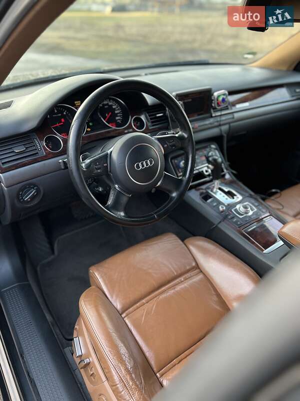 Седан Audi A8 2004 в Березному