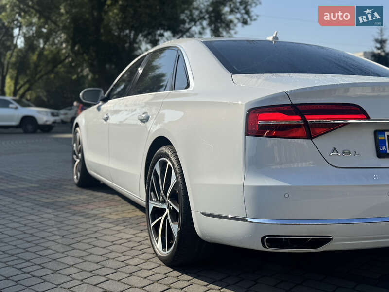 Седан Audi A8 2014 в Львове