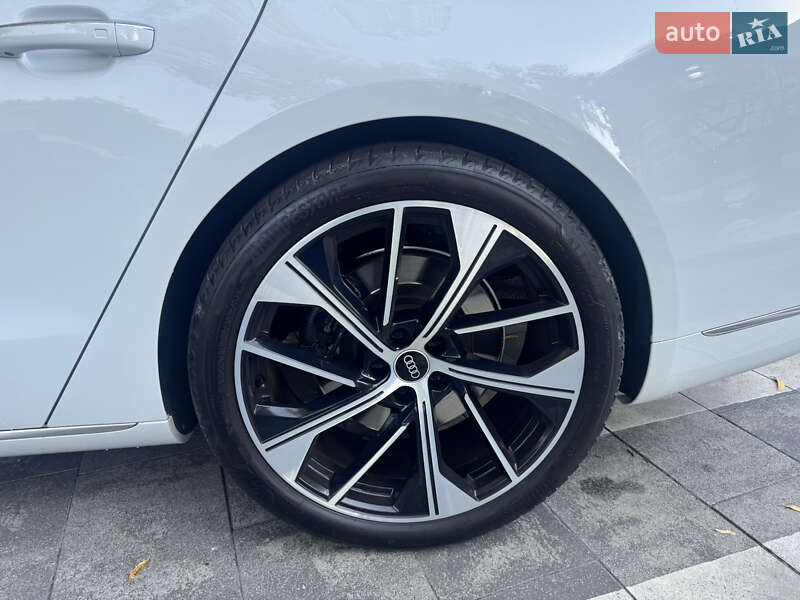 Седан Audi A8 2014 в Львове