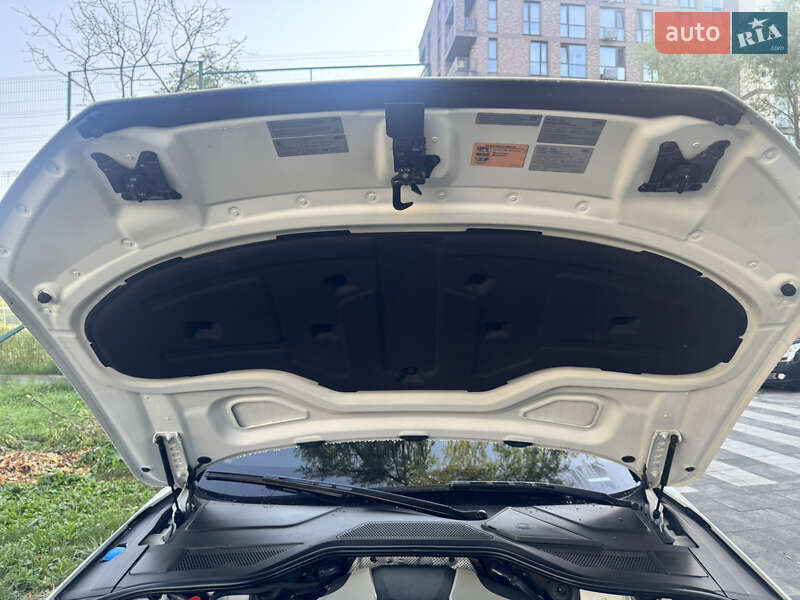 Седан Audi A8 2014 в Львове