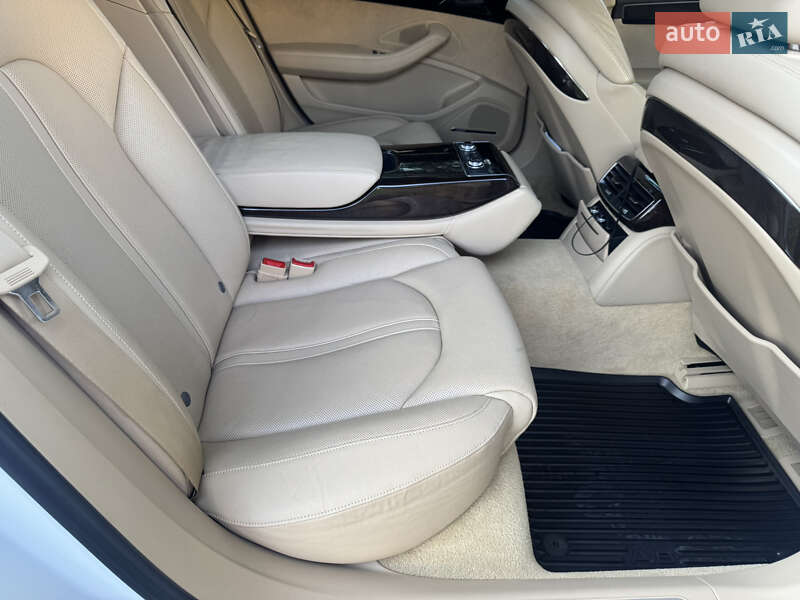 Седан Audi A8 2014 в Львове