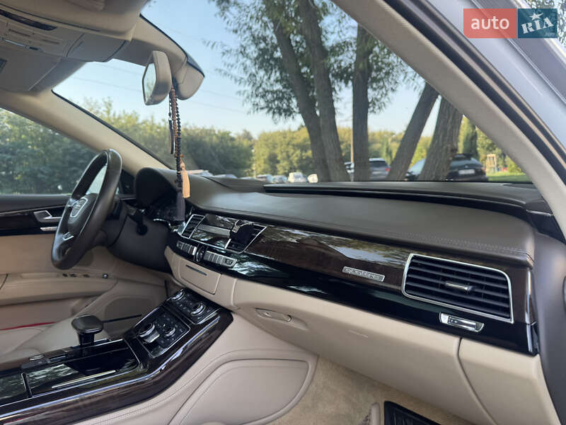Седан Audi A8 2014 в Львове