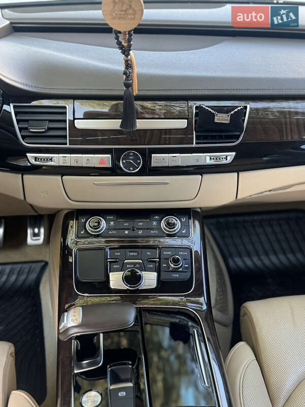 Седан Audi A8 2014 в Львове