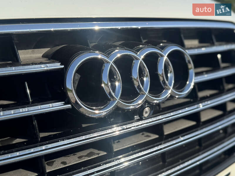 Седан Audi A8 2014 в Львове