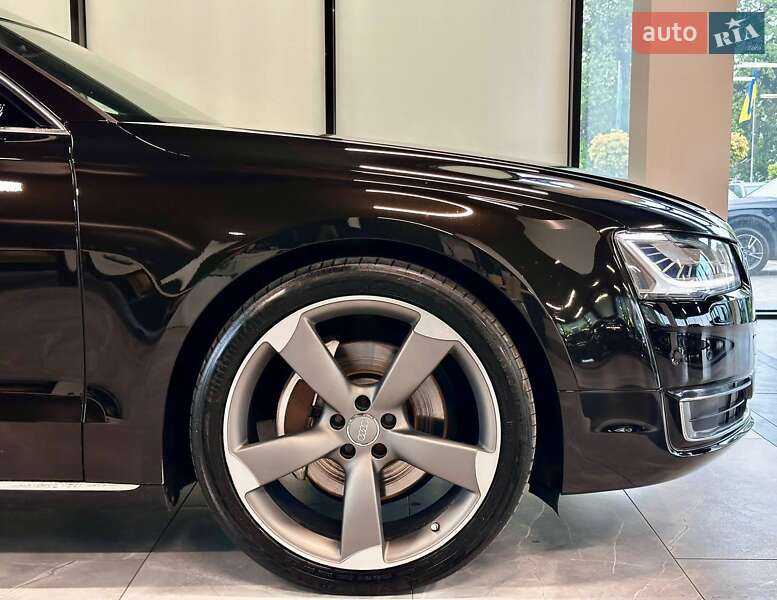 Седан Audi A8 2013 в Львові