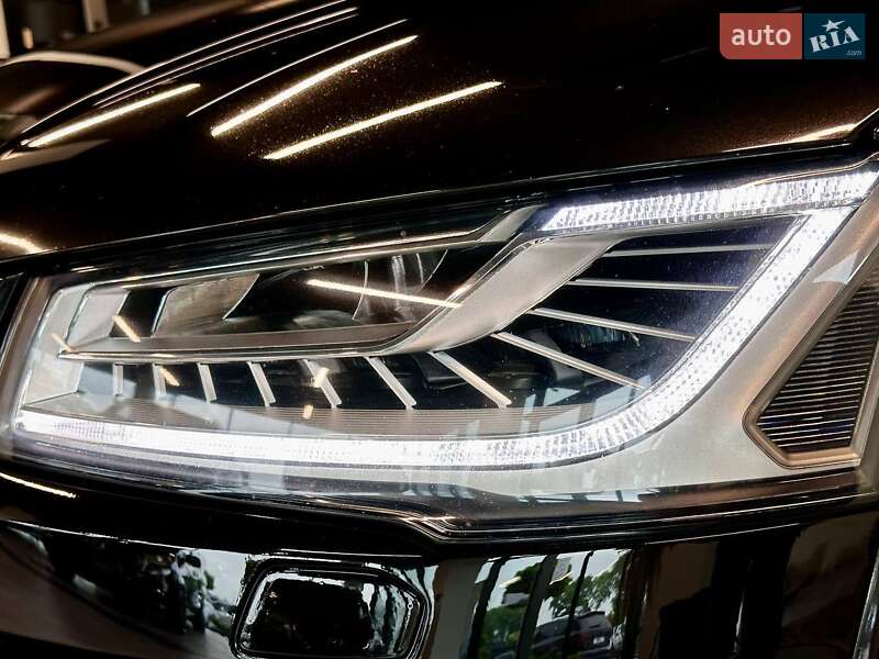 Седан Audi A8 2013 в Львові