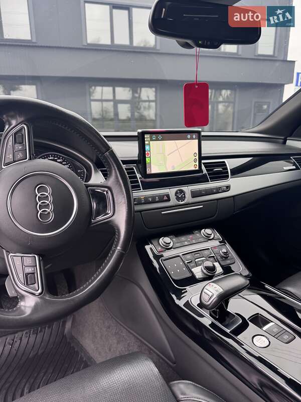 Седан Audi A8 2016 в Вишневом