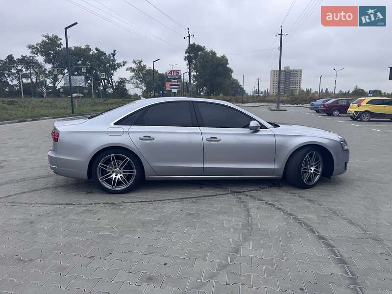 Седан Audi A8 2016 в Вишневом