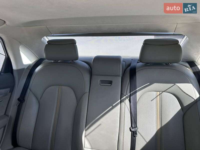 Седан Audi A8 2015 в Полтаве