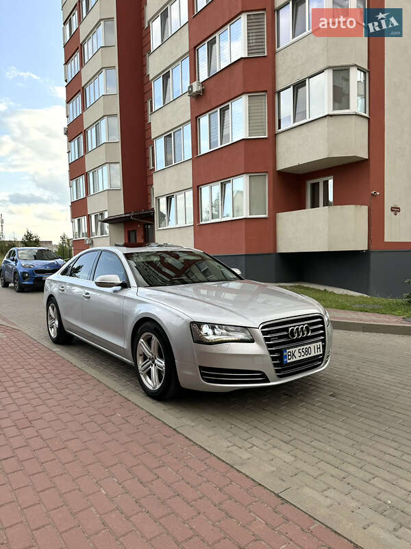 Седан Audi A8 2012 в Вараші