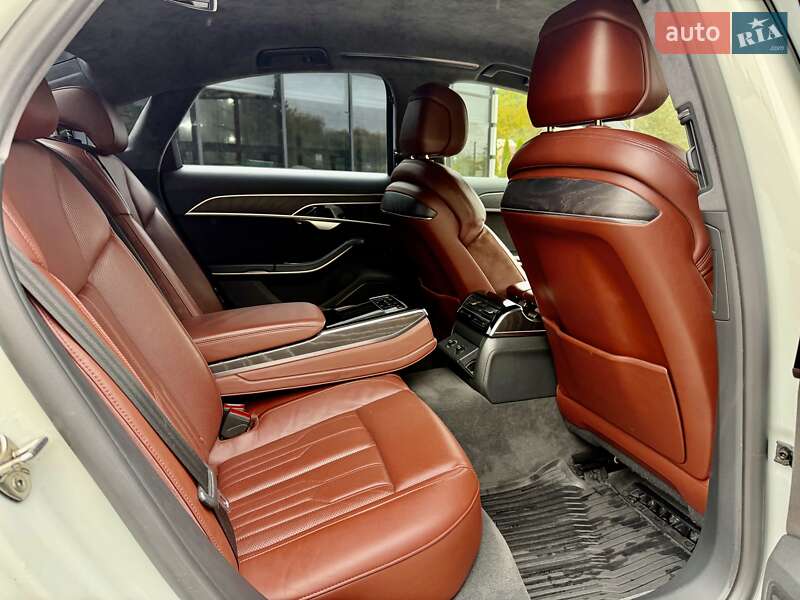 Седан Audi A8 2018 в Львове