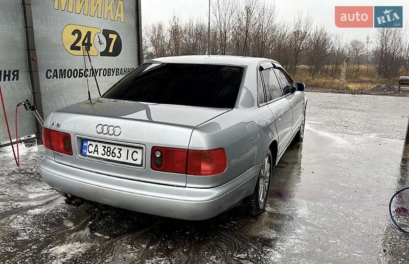 Седан Audi A8 1996 в Днепре