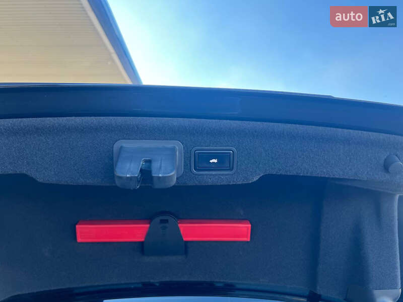 Седан Audi A8 2013 в Харькове