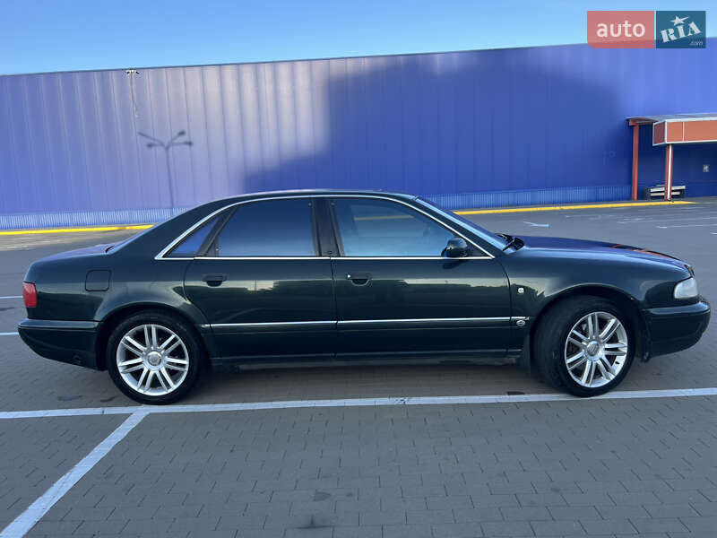 Седан Audi A8 1995 в Києві