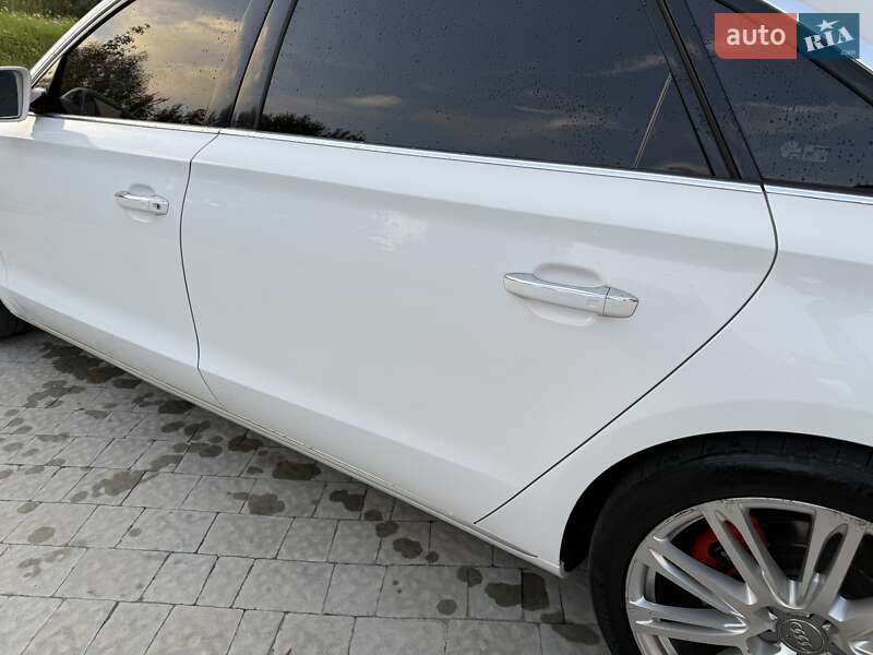 Седан Audi A8 2015 в Львове