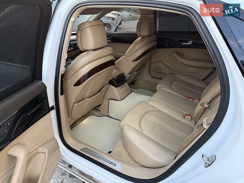Седан Audi A8 2015 в Львове