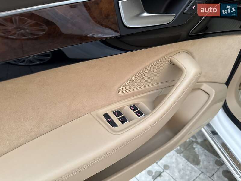 Седан Audi A8 2015 в Львове