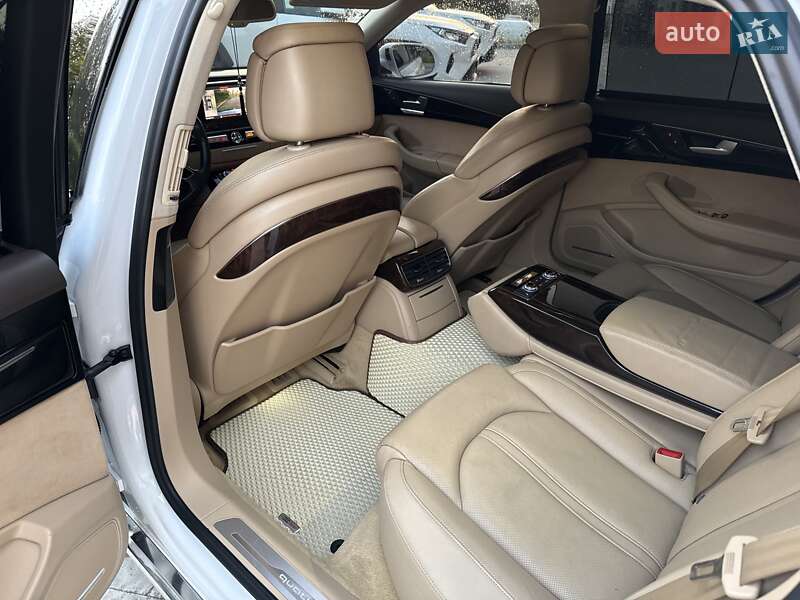 Седан Audi A8 2015 в Львове