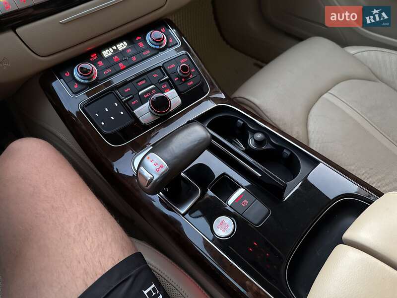 Седан Audi A8 2015 в Львове