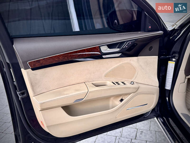 Седан Audi A8 2013 в Львове