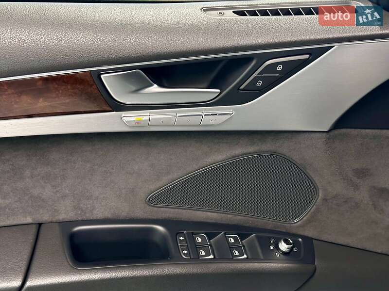 Седан Audi A8 2013 в Львове