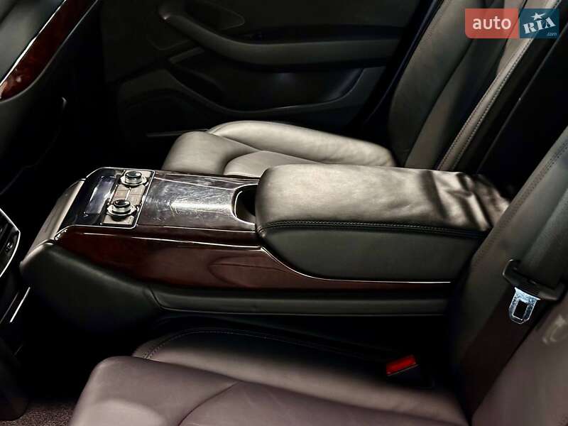 Седан Audi A8 2013 в Львове