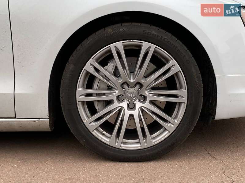 Седан Audi A8 2015 в Киеве