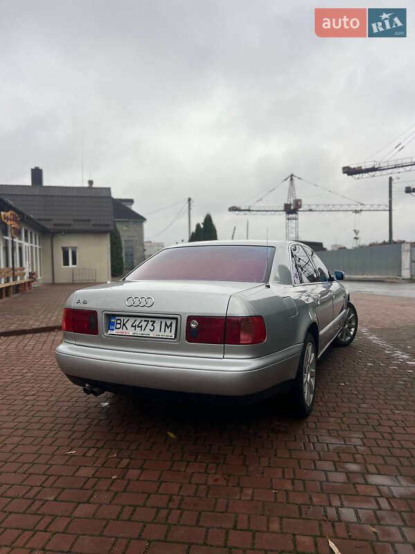 Седан Audi A8 1995 в Костополе