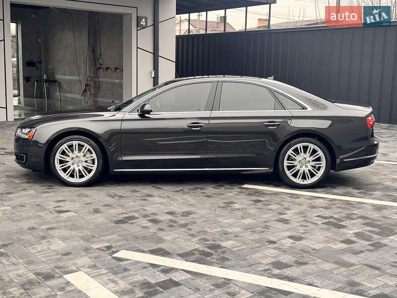 Седан Audi A8 2015 в Костополе