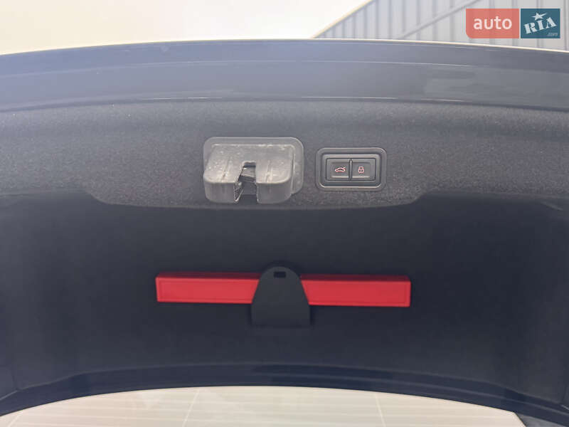 Седан Audi A8 2015 в Костополе