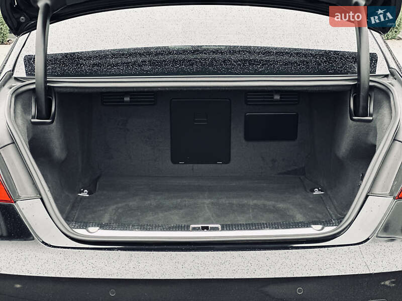 Седан Audi A8 2015 в Кременчуге