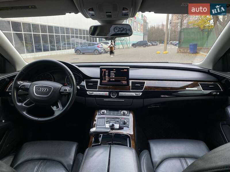 Седан Audi A8 2015 в Одесі