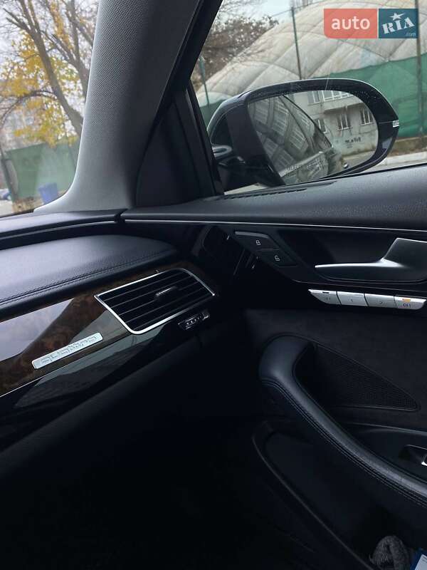 Седан Audi A8 2015 в Одесі