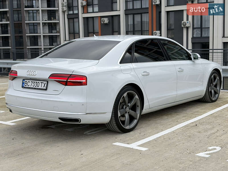 Седан Audi A8 2015 в Мукачево